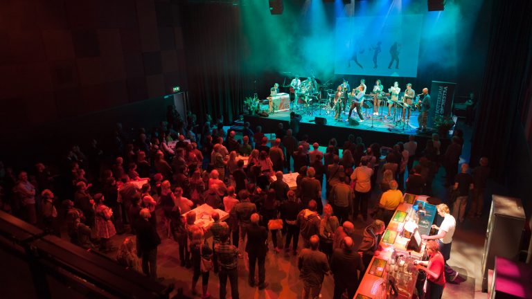 Paradox Jazz Orchestra en James Carter spelen John Coltrane